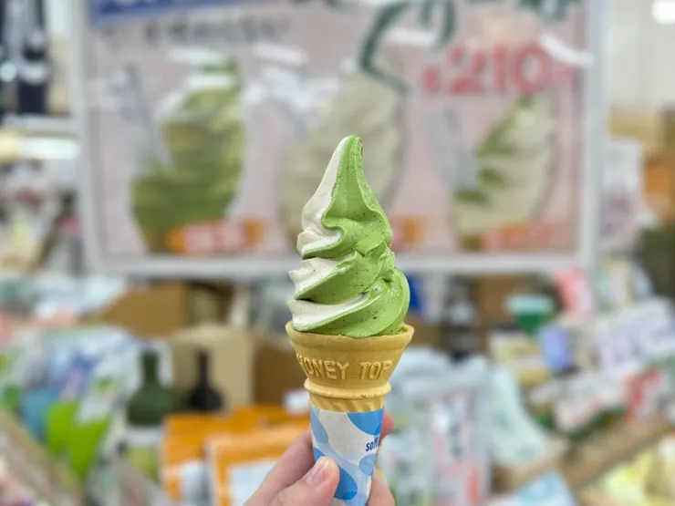 又或者可以買雪糕,綠色是抹茶,白色卻是玄米,味道很有趣!(當然也好吃)