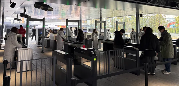 安檢處：進入博物館是不能帶自拍棒、食物、以及水之外的飲料，需要放到置物櫃裡。