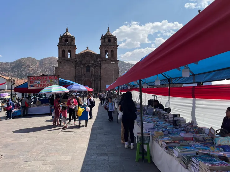 庫斯科中央市場位於聖彼得廣場，遠處是聖彼得教堂，教堂前身為建於1556年的庫斯科地區醫院，1657年改建為教堂。