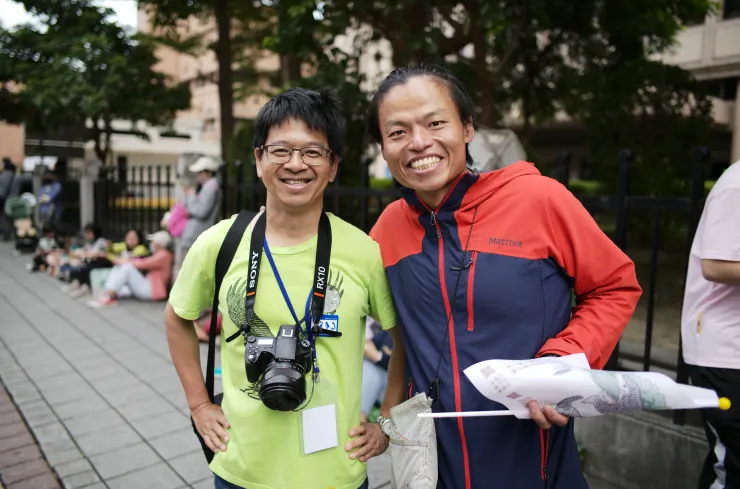 左:生態圈巨巨兼遊行穿針引線人,我敬愛的林思民老師 右:低調出現的山岳圈頂極巨巨我大果爺 這畫面太溫馨了,看到阿果出現我差點哭出來,嗚嗚嗚 元植今天在單攻南湖大山,只花了不到十小時,真怪物... 但南湖大山年年可以跑,石虎絕種可就就不回來了,明年把時間排好,我們一起為野生動物而走吧! 喔對,我們三個都是貓狗奴,我和元植吸貓,阿果老家有一條可愛的狗勾。