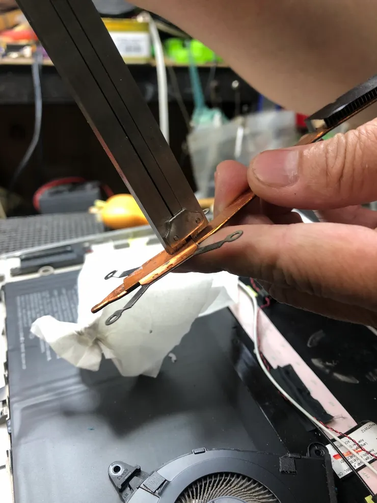 這根熱導管已經有點歪了，所以調整一下。