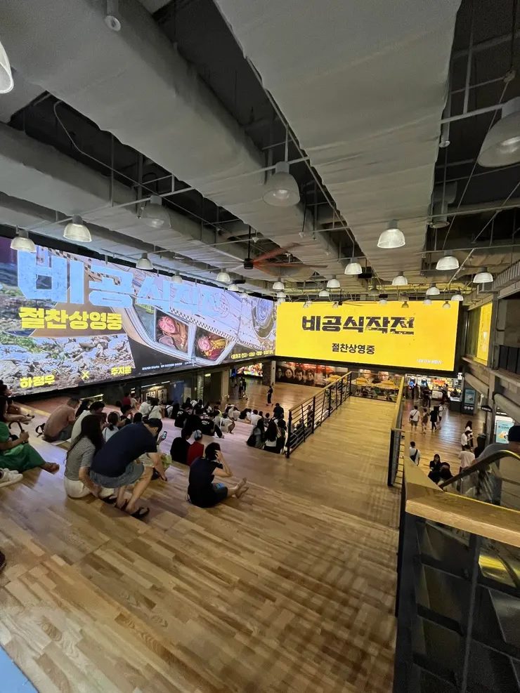 Mega Box Coex 那要跑很久的B1大階梯，也是很多電影紅毯活動會舉辦的地點。