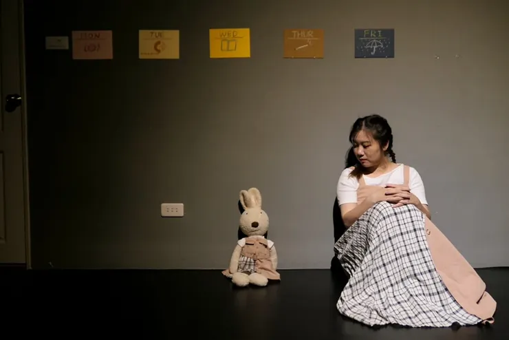 兔子布偶是女子的閨密聽眾，也是女子自身的投射。（圖片來源：https://www.facebook.com/Gathertorch）