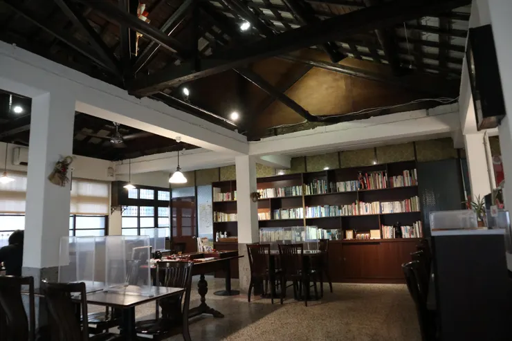 一整櫃可翻閱的旅遊書、小說及日文書籍