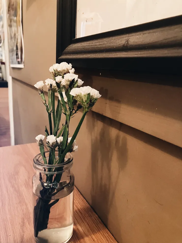 很喜歡的位子，會換上不同的花