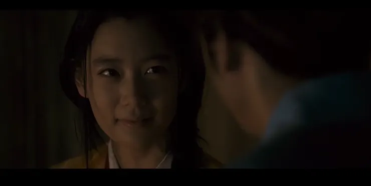 黝室中的「槿花一日自為榮」 盛放的木槿花、白居易的詩、瞬間讓女子神采熠熠，那幸福的光暈照亮了黝暗的船屋，彷彿悟道一般可從容赴死，其實點點滴滴流淌的正是千利休的侘寂美學……