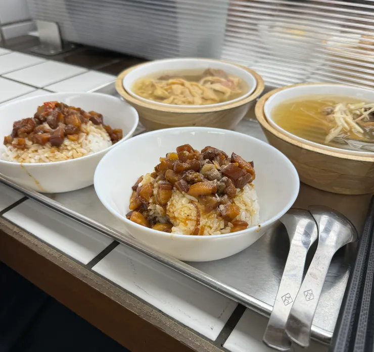 魯肉飯與兩碗湯