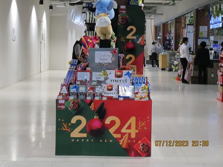 這些全都是上一個商場，即是車站右邊那個商場的照片，不是文中所說那個。那些明天才刊登，現在只要想讓大家多看些照片。這個是超市前面看擺的貨架。當時還覺得2024年很遙遠。