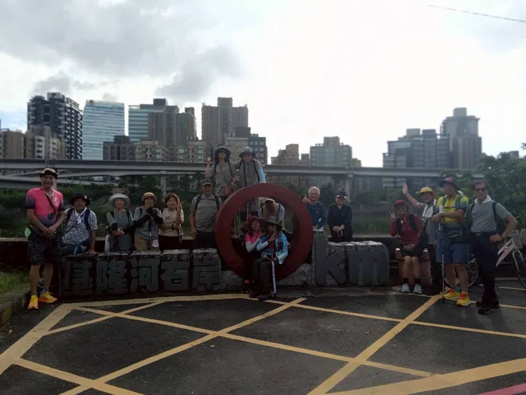 37位徒步好友於基隆河右岸0KM合影留念。