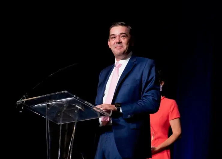 圖說：在德克薩斯開拓者年度午餐會上，玫琳凱全球首席執行官，玫琳凱·艾施基金會董事會成員Ryan Rogers被授予德克薩斯開拓者獎。該獎項旨在表彰在當地產生積極影響，提高民眾終結家庭暴力意識的人士。（圖/玫琳凱）