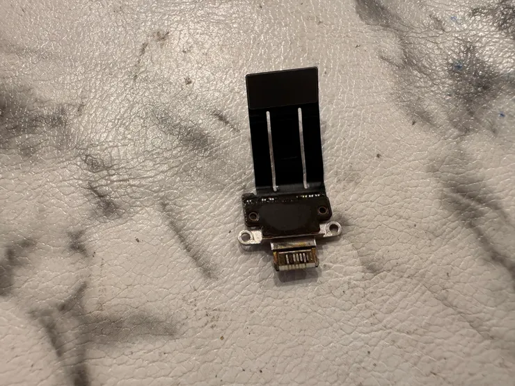 Ipad泡水充電造成尾插燒毀