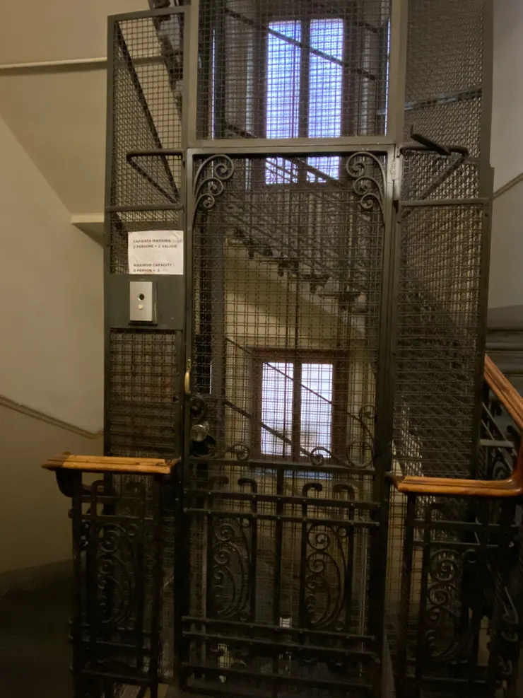 相當古老的電梯哈～完全手動操作