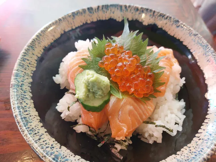擺盤精緻的鮭魚親子丼，而且份量適中，很適合當早餐填個肚子～