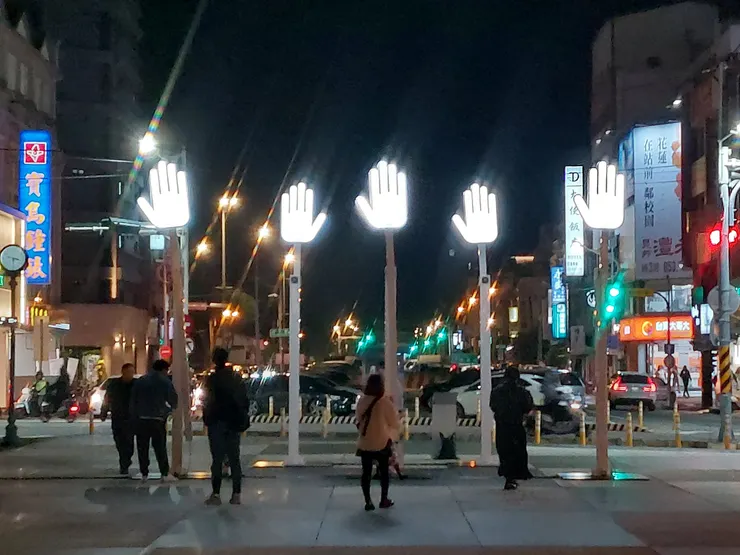 遊客把玩裝置藝術 / 資料來源：我自己