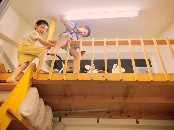 小郭家的夾層是他親手做的，記得他的兒子興奮地爬到上面，跟我分享，釘子是他一起幫忙處理的。