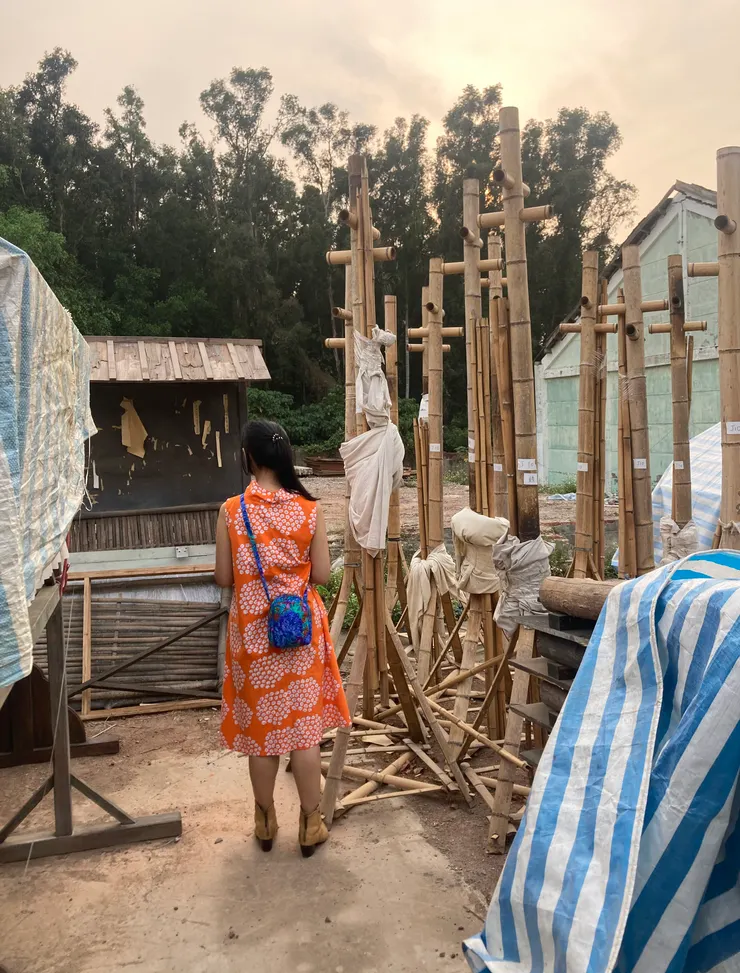 在岸內，一邊找道具，一邊當比例尺