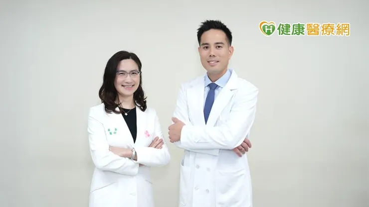 HER2陽性乳癌復發機率較高，應儘早與醫師討論更完整的治療計畫。(左起：臺大醫院乳房醫學中心羅喬醫師、臺大醫院乳房醫學中心黃柏翔醫師)