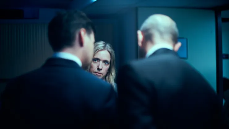 史黛芬妮的職業處境正如此構圖，被來自各方的壓力擠縮