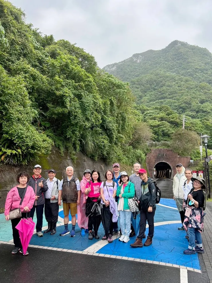 隧道南面出口，上方有「白雲飛處」雕刻