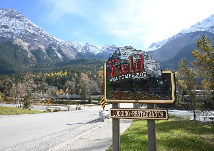 遊客中心旁Field小鎮精緻的歡迎看板