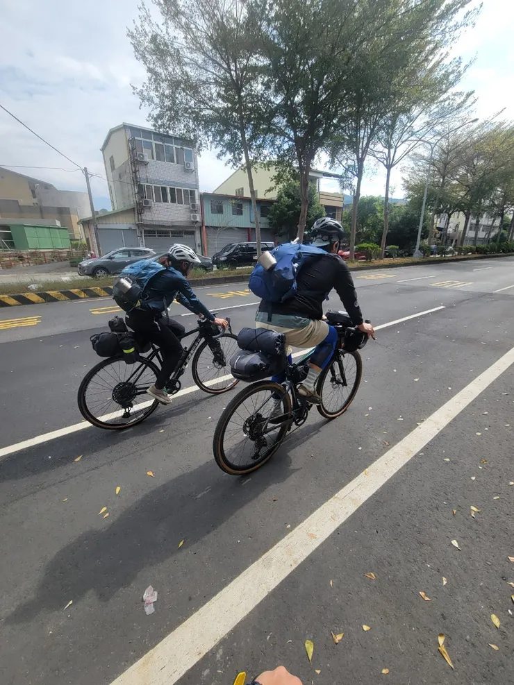 去程考慮到負重，因此就是走路況良好的台8+台21。