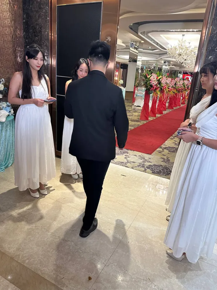 ▲ 活動現場氣氛隆重熱烈，來賓由多位迎賓禮儀接待入場，展現活動的高規格與專業度。