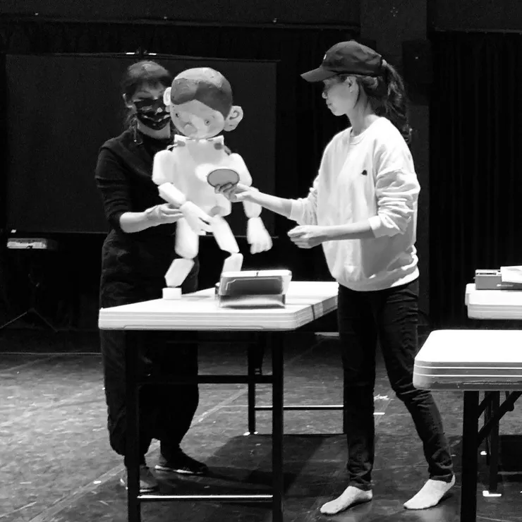 2022嚐劇場《樹洞男孩》排練側拍，因為偶是非常重要的角色，所以要儘快甚至是一開始就在排練場中出現，讓演員練習、發展表演。