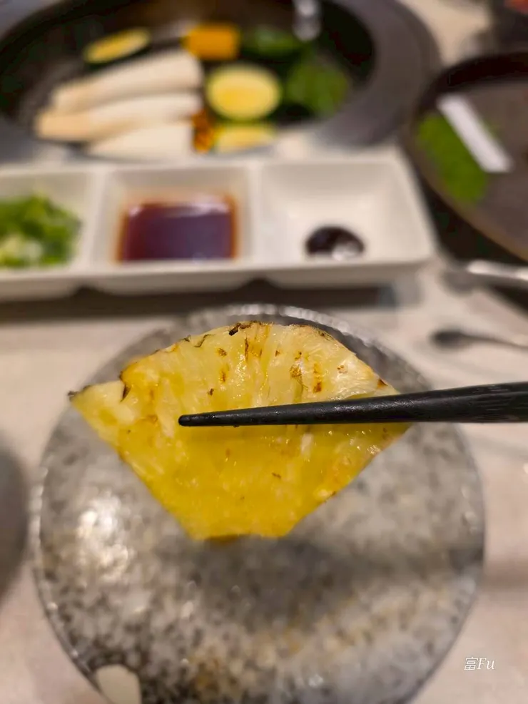 烤鳳梨很甜，超好吃，可惜只有四小塊，我想拿玉米交換更多鳳梨XD。