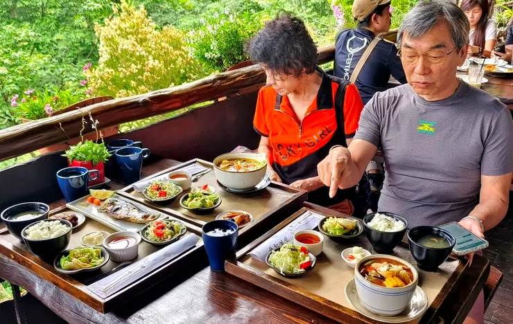 【山行玫瑰簡餐裹腹佐配雲山壯麗！出餐速度不慢，口味可以，同時觀覽週邊山色。】