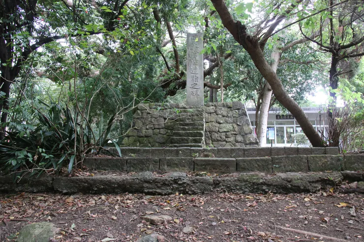 學務官僚遭難之碑