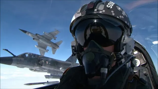 幻象F1的駕駛艙視角，可以看出幻象F1的座艙罩賦予了更好的視野。