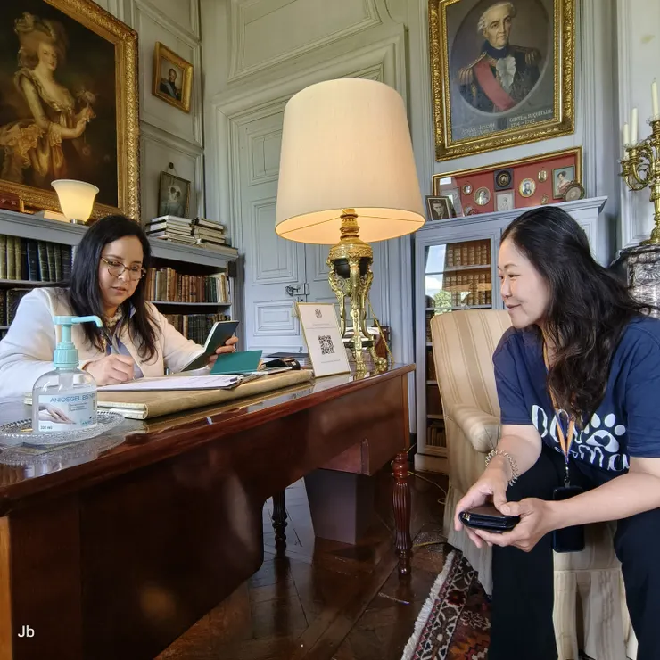 【布塞埃爾城堡歷經許多可泣可歌，如今主人在此長住笑臉迎接來客！約16：30抵達令人驚艷的布歇爾城堡民宿，接待我們的是老堡主的媳婦，在主建築大廳CHECK IN。】