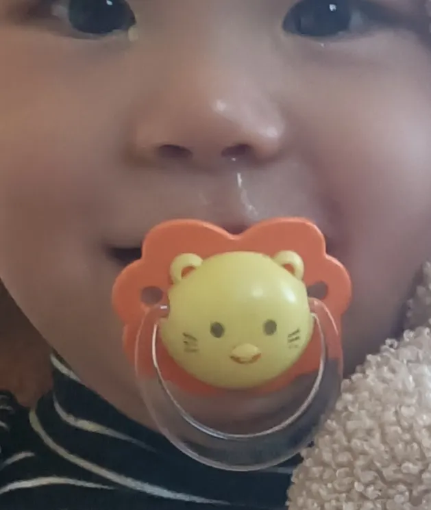 007把奶嘴當玩具...咀嚼中~