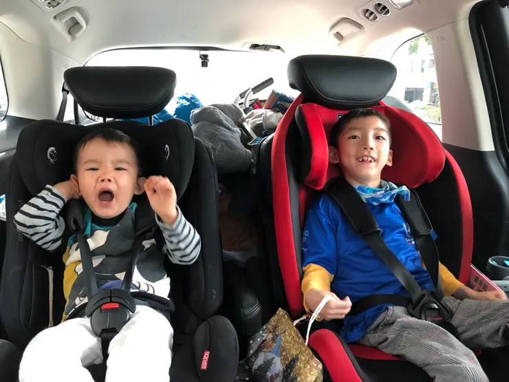 身障手足與健康手足之愛~一打二外出時看著後視鏡是這樣的風景。~20201227