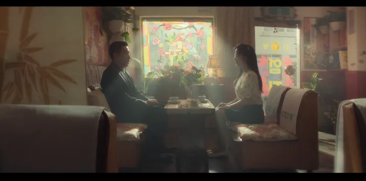 步入陽光中，張洙源走出房門，獲得政府身分。兩人的關係也才有了昇華。（Source: Disney+）