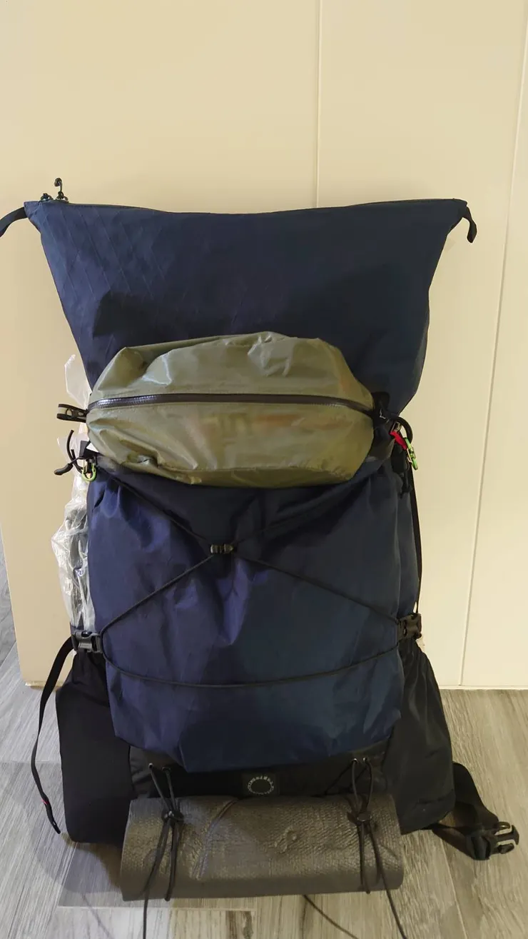 泡棉背板裡原本捲著拖鞋