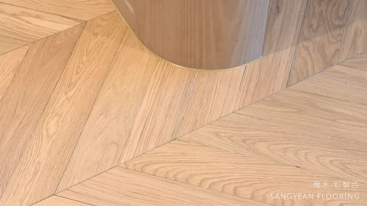 魚骨拼白橡木鋪設客廳