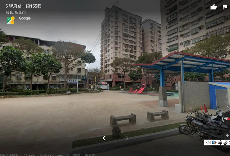 環境很寬敞,也有新建的遊樂設施;沒有草地避免蚊蟲。