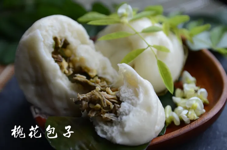 槐花包子做法： 泡發的乾槐花擰乾，加入韭菜、蛋絲與韭菜末，拌勻做成包子餡，再揉麵，發酵、包入內餡即完成！