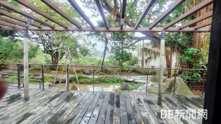 舊官舍為日式建物，周遭庭院空間寬敞幽靜。(記者曾金萬/攝)