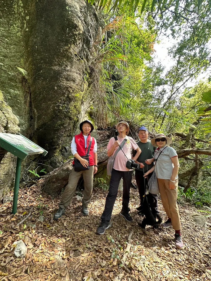 【第一個分岔往文山選錯方向！初入綠水文山步道，其實標示牌有警告地形險峻路程長，但我們此時尚「執迷不悟」。佳源攝。】