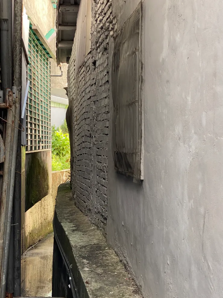 巷子另一側，藏在公寓之間的溝子口溪明渠