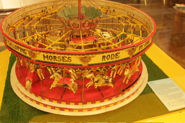 夢想是否可以像旋轉木馬一樣，永遠可以追尋下去？ （2014年攝於 Yarmouth Museum，UK)