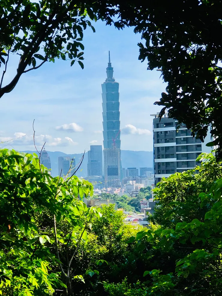 步道的中段，開始可以看到台北101。