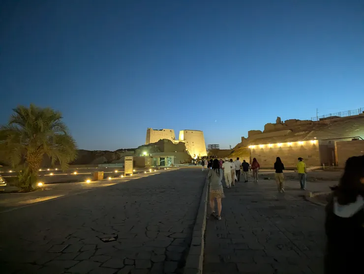 清晨六點進入艾德夫神廟參觀，東邊的太陽才剛升起，但西側的天空依然能看見夜空與星星。(攝於2025年)