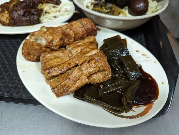 鄭記豬腳飯的小菜價格合理，花干也在水準之上