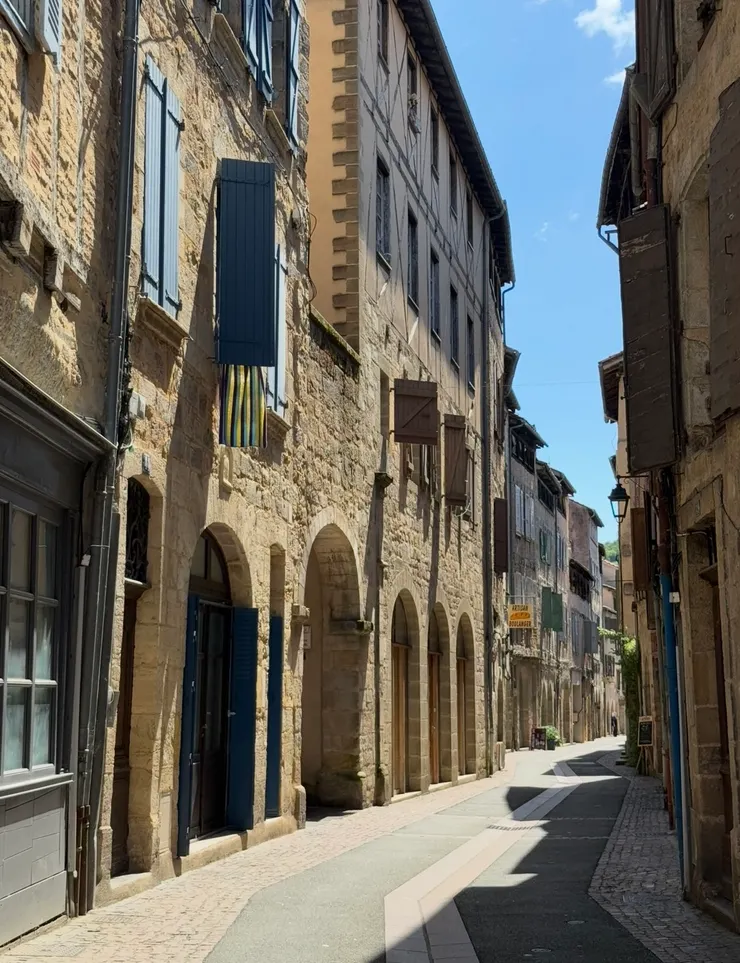 黃色麪包店的招牌轉進去就是我們的民宿