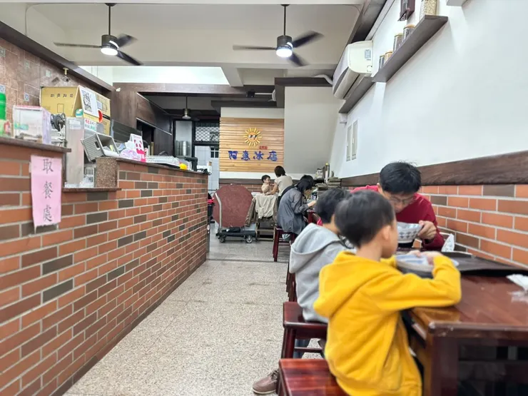 座位就這樣小小一排，冬季客人比較少了，夏季真的是高朋滿座