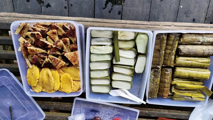 ▲沿途皆有好吃的印尼點心。