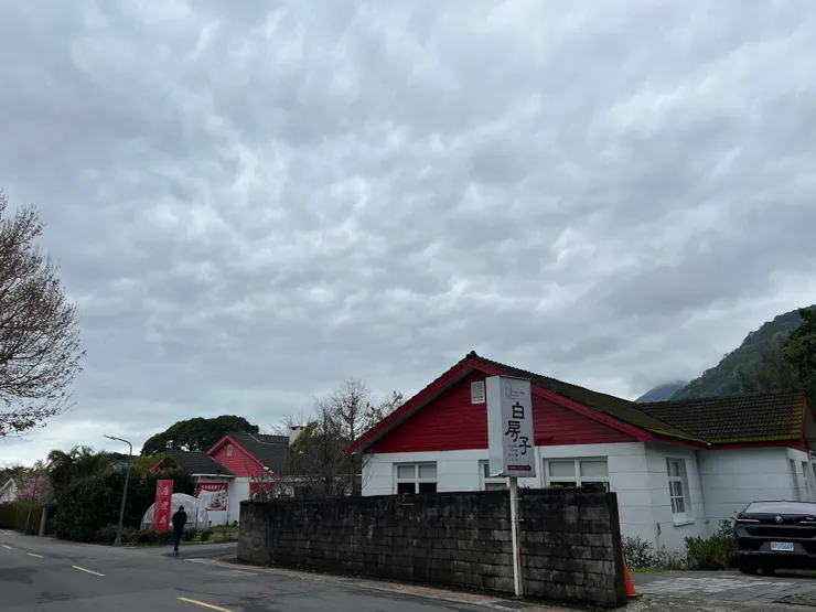 紅屋頂的「白房子」餐廳